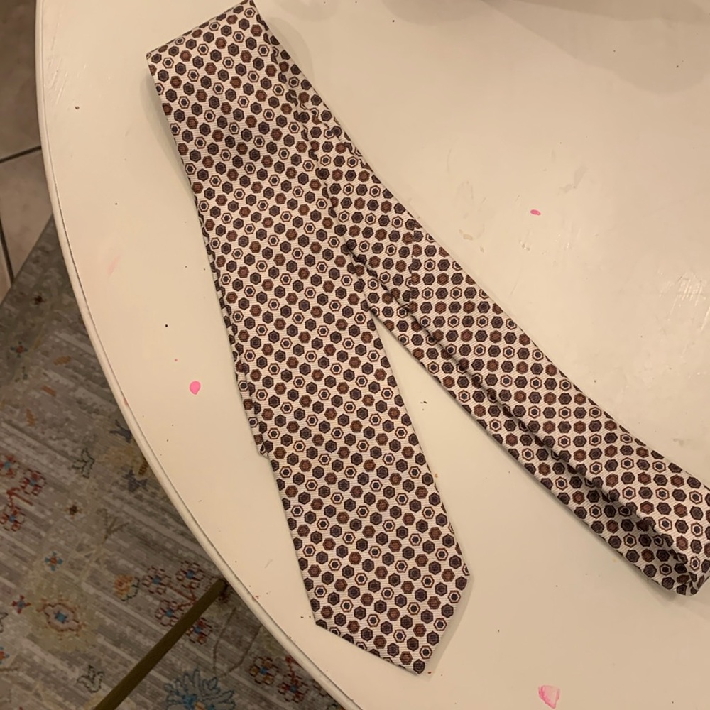 R. HANAUER 100% silk tie. Brown and cream.